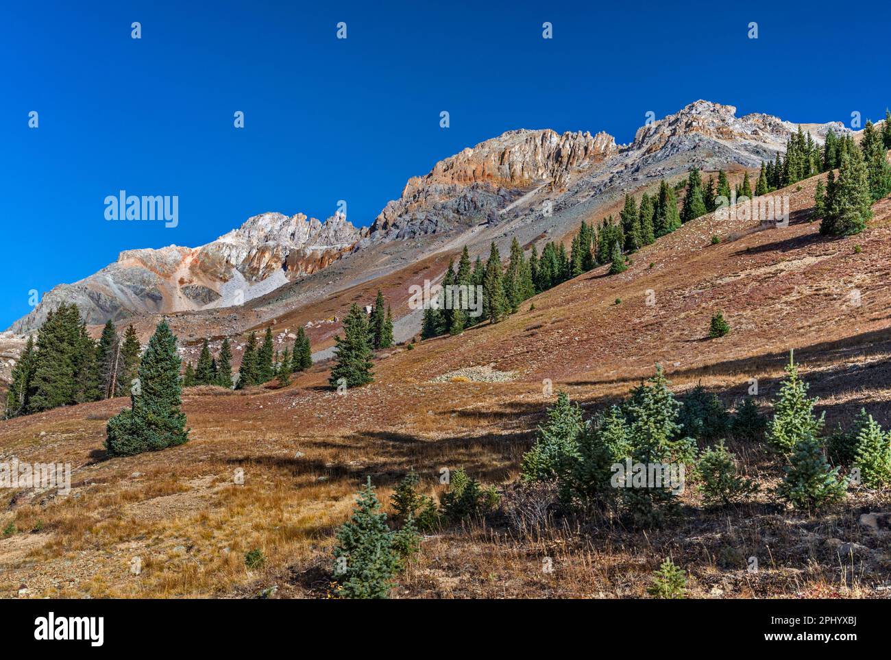Lookout Peak sulla sinistra, picchi senza nome, vicino al Passo Ophir, San Juan Mountains, San Juan National Forest, Colorado, USA Foto Stock