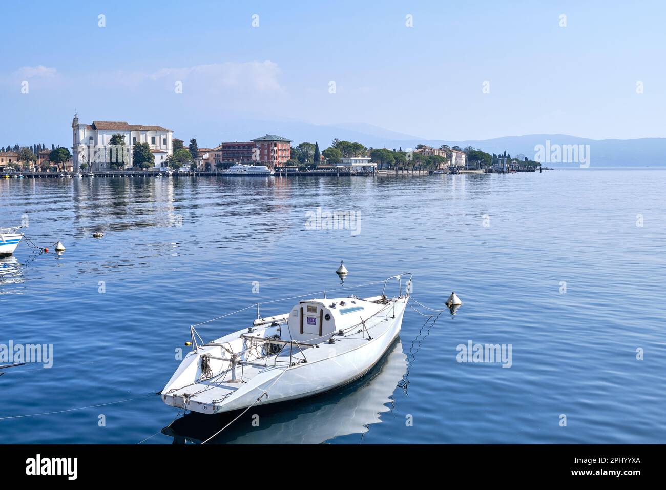 Gardone Riviera, Italia: Vista sulla Riviera di Gardone in primavera sul lago di Garda. Gardone Riviera è una popolare località di vacanza nel nord di Ita Foto Stock