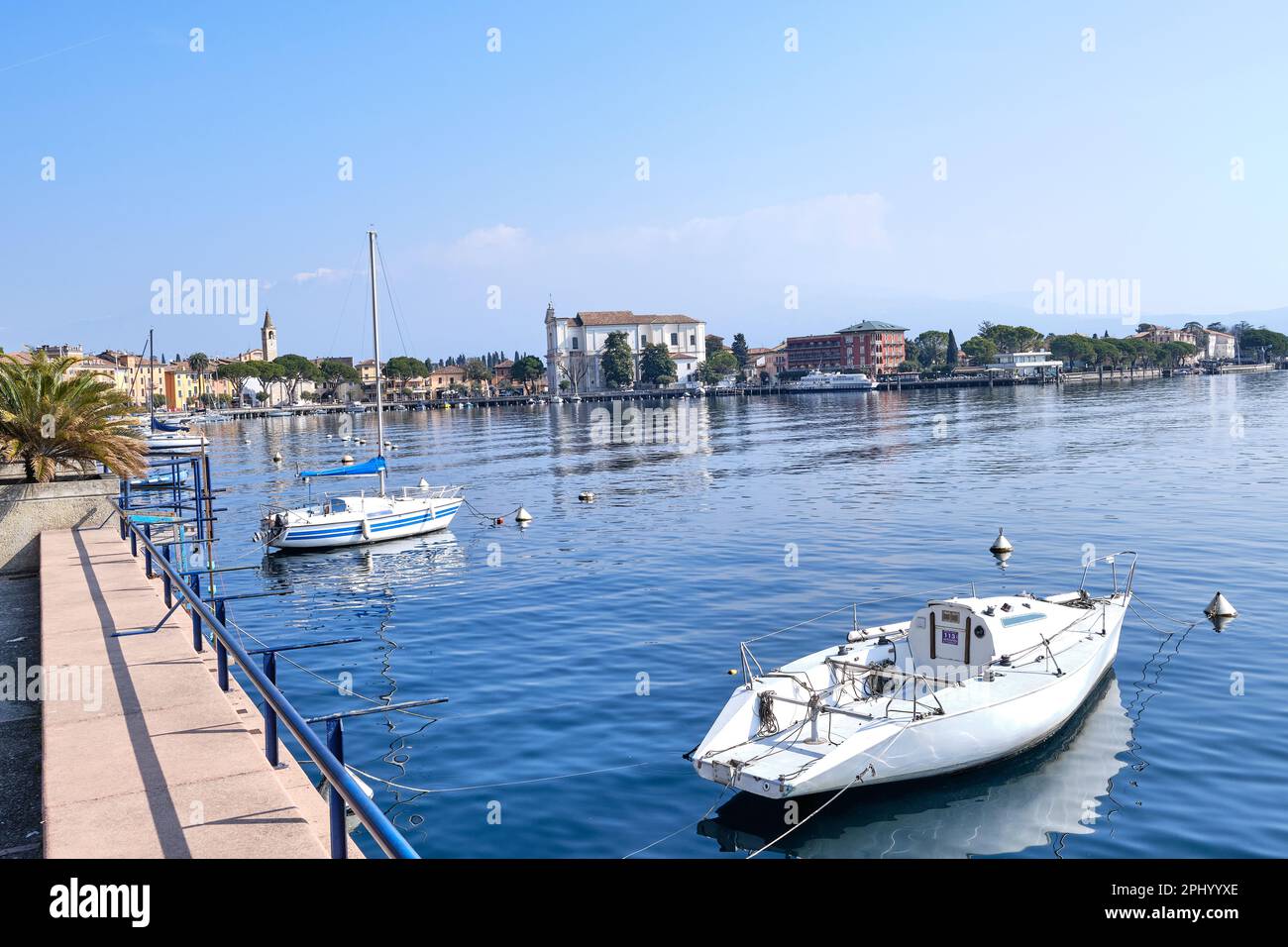Gardone Riviera, Italia: Vista sulla Riviera di Gardone in primavera sul lago di Garda. Gardone Riviera è una popolare località di vacanza nel nord di Ita Foto Stock
