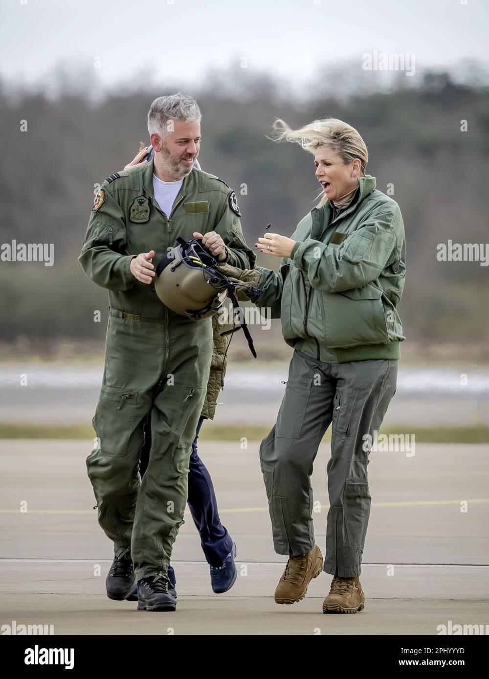 RIJEN - la regina Maxima esce dopo l'addestramento per spegnere gli incendi boschivi del comando di elicottero di difesa (DHC). L'addestramento è condotto con un elicottero da trasporto Chinook dalla base aerea Gilze-Rijen. ANP ROBIN VAN LONKHUIJSEN olanda fuori - belgio fuori Foto Stock