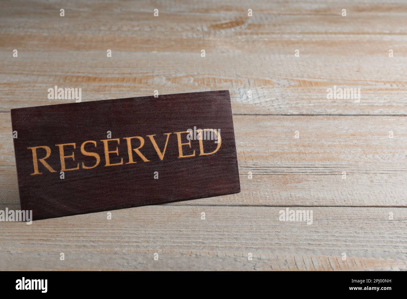 Elegante insegna RISERVATA su superficie in legno, spazio per testo. Elemento di impostazione della tabella Foto Stock Elegante insegna RISERVATA su superficie in legno, spazio per testo. Elemento di impostazione della tabella Foto Stock