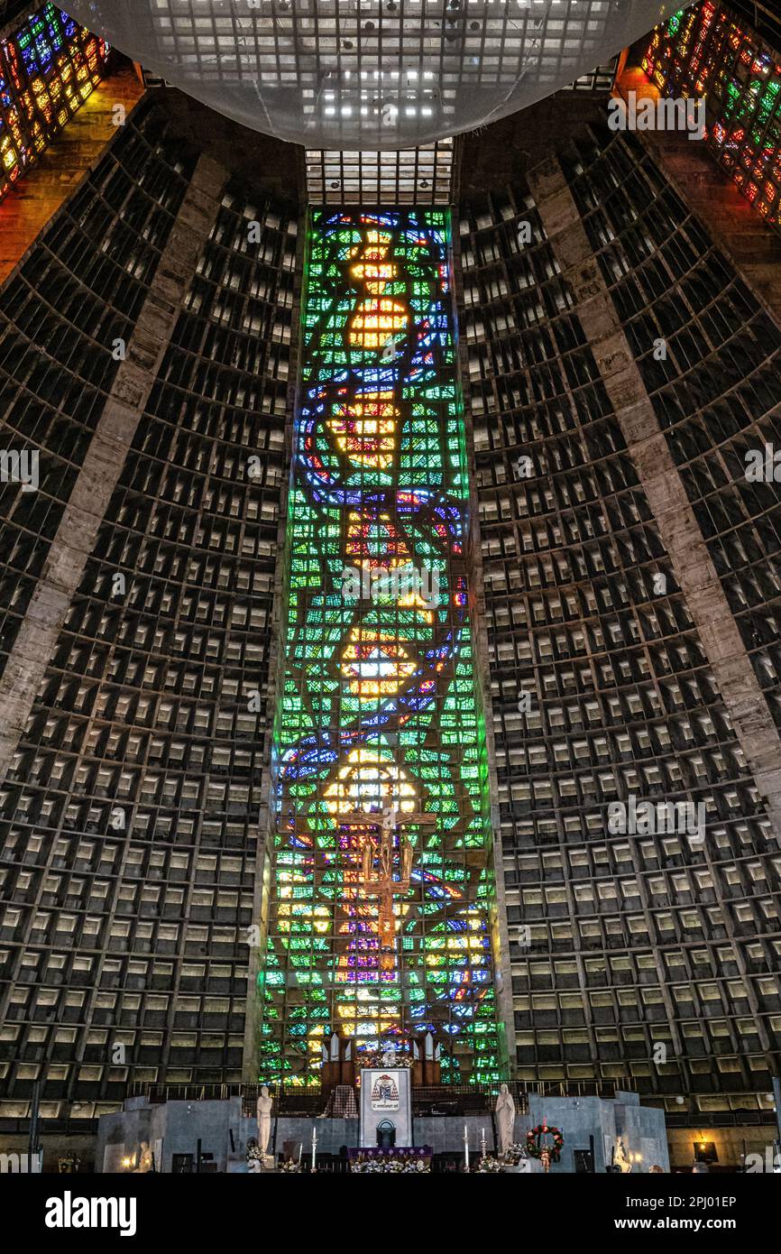 Interno in vetro colorato della Cattedrale Metropolitana di San Sebastiano, un punto di riferimento modernista progettato dopo una piramide Maya, a Rio de Janeiro, Brazi Foto Stock