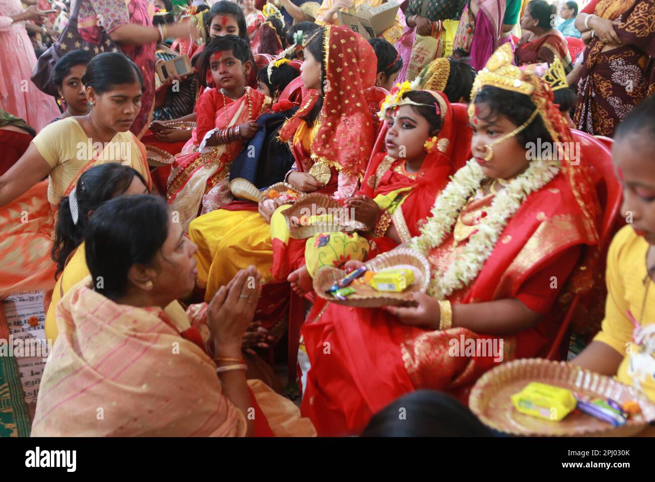 30 marzo 2023, Kolkata, Bengala Occidentale, India: Le ragazze indù si siedono insieme per una cerimonia in cui sono adorate come ''Kumari'' o dea vivente durante il festival di RAM Navami al Tempio di Kolkata Adyapith. (Credit Image: © Dipa Chakraorty/Pacific Press via ZUMA Press Wire) SOLO PER USO EDITORIALE! Non per USO commerciale! Foto Stock