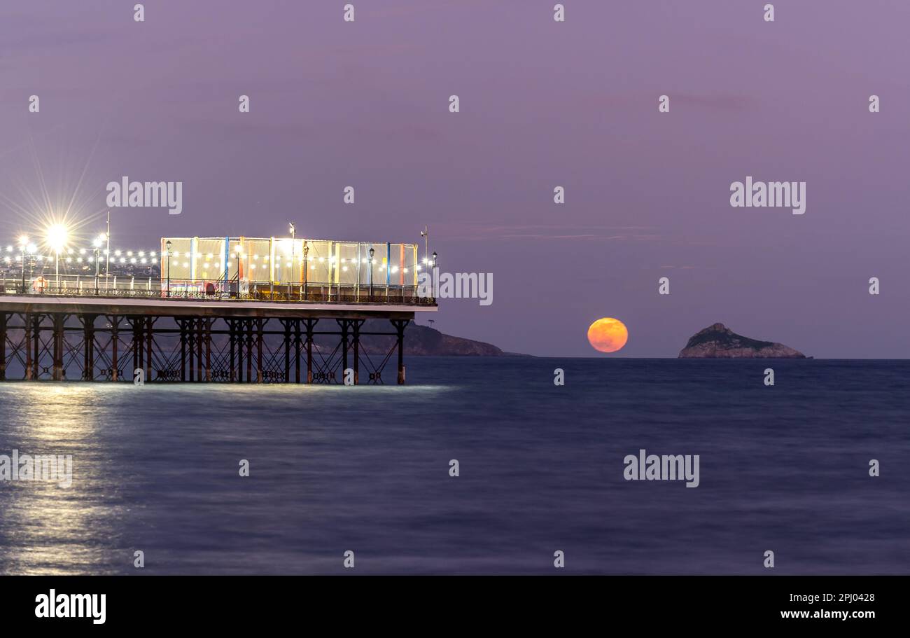 Moon Rising al molo di Paignton Foto Stock