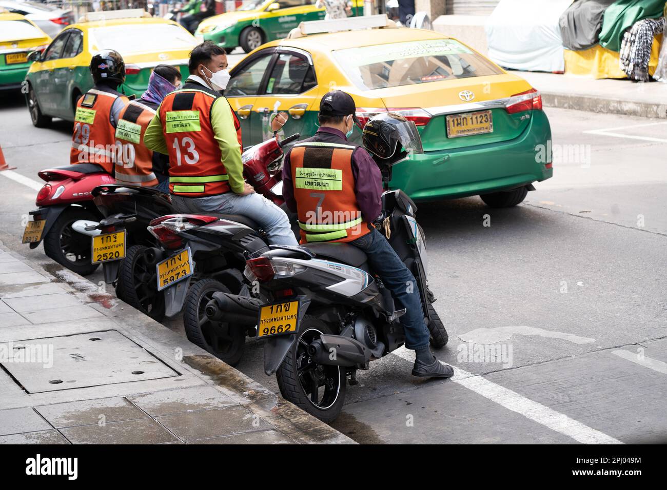 I taxi motociclistici aspettano i clienti a Sukhumvit, Bangkok, Thailandia. Foto Stock