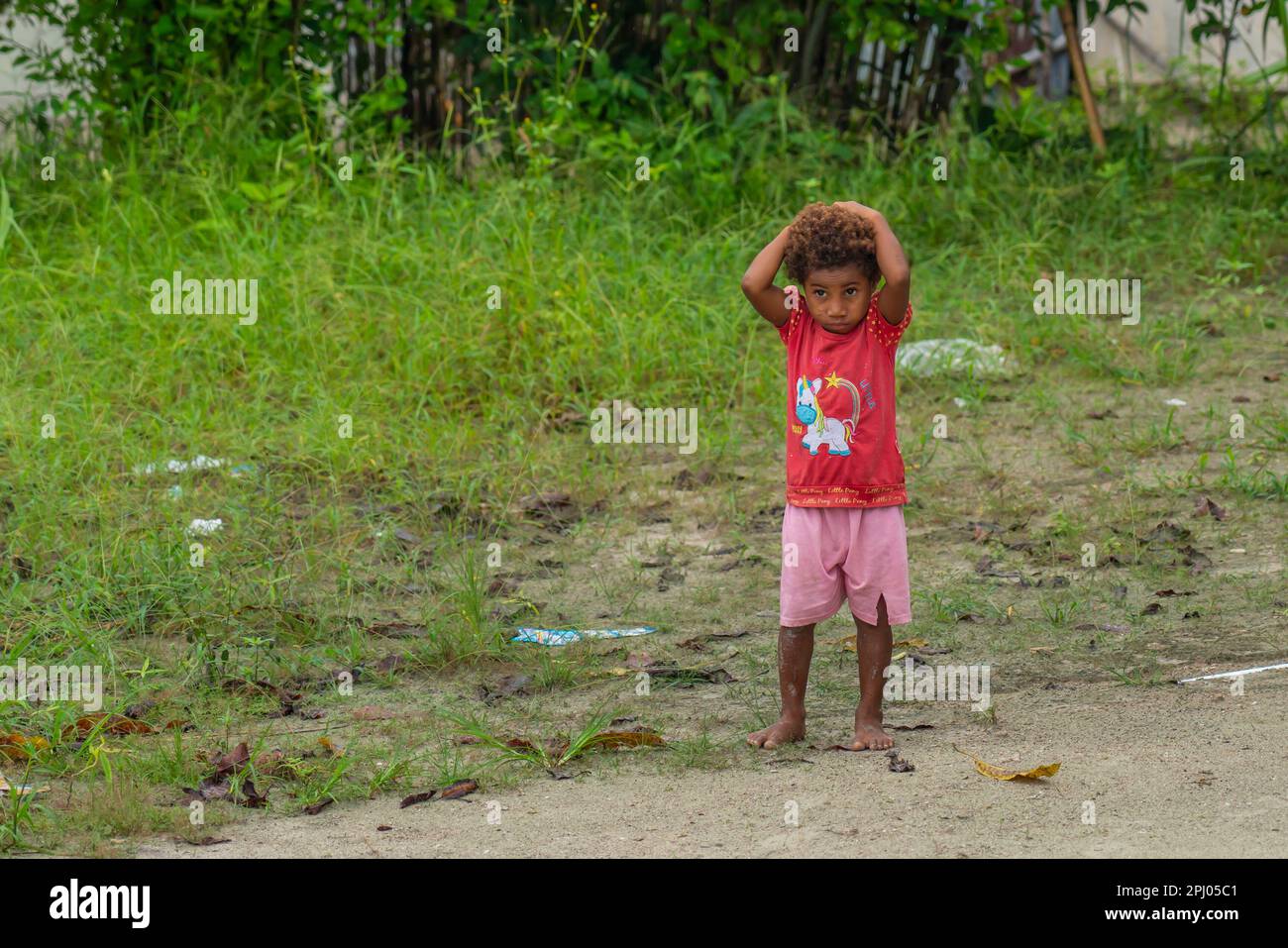 Raja Ampat, Papua Occidentale, Indonesia, Febbraio 06,2023: Bella papuan bambino nativo a Raja Ampat Foto Stock