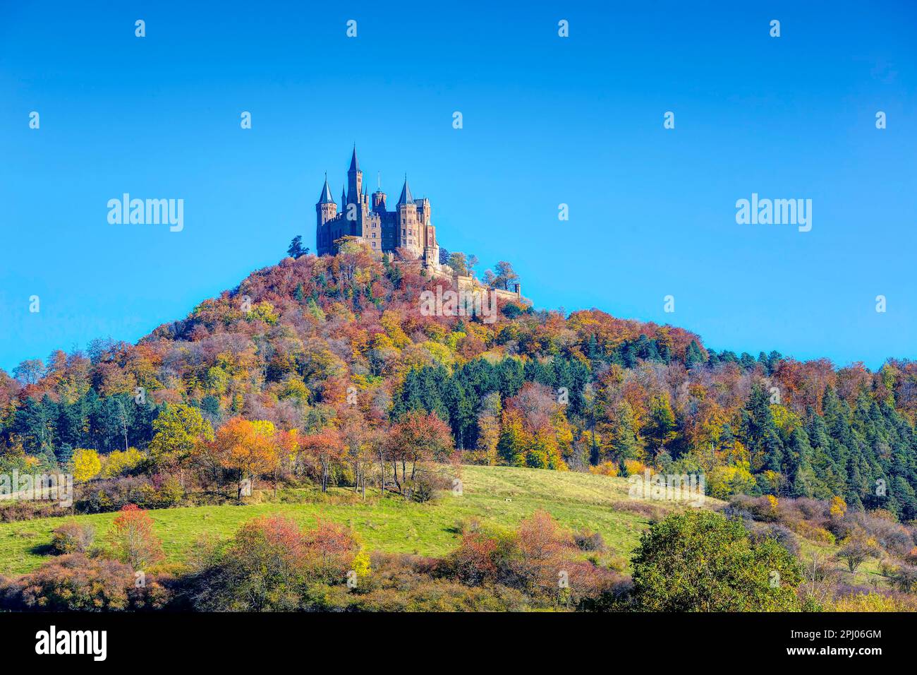 Hohenzollern Castello, castello ancestrale della dinastia reale Prussiana e imperiale tedesca, castello fiabesco, Bisingen, Baden-Wuerttemberg, Germania Foto Stock