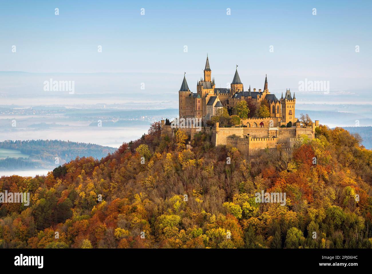 Hohenzollern Castello, castello ancestrale della dinastia reale Prussiana e imperiale tedesca, castello fiabesco, Bisingen, Baden-Wuerttemberg, Germania Foto Stock