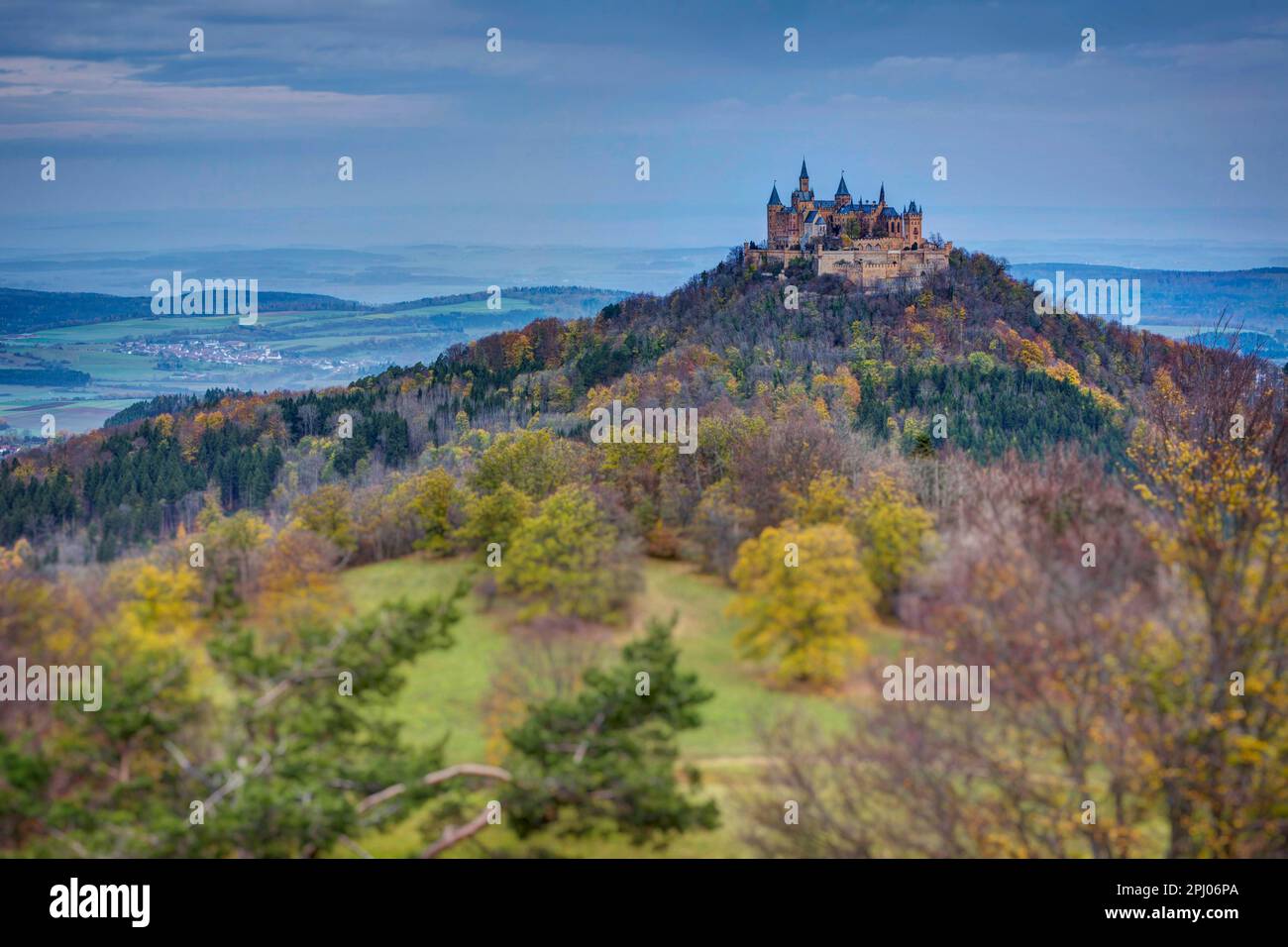 Hohenzollern Castello, castello ancestrale della dinastia reale Prussiana e imperiale tedesca, castello fiabesco, Bisingen, Baden-Wuerttemberg, Germania Foto Stock