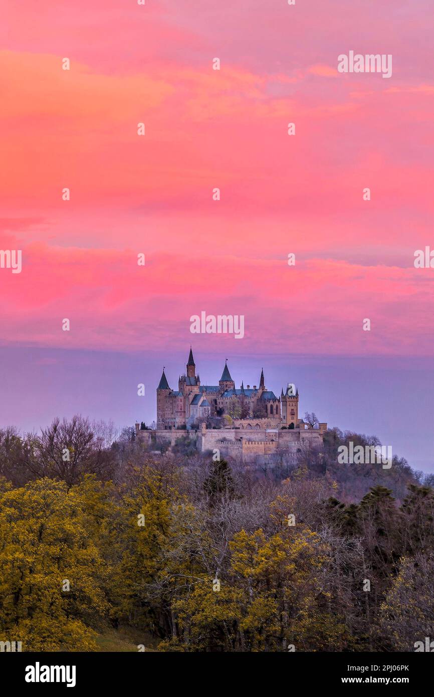 Bagliore serale, Castello Hohenzollern, castello ancestrale della dinastia reale prussiana e imperiale tedesca, castello da favola, Bisingen Foto Stock