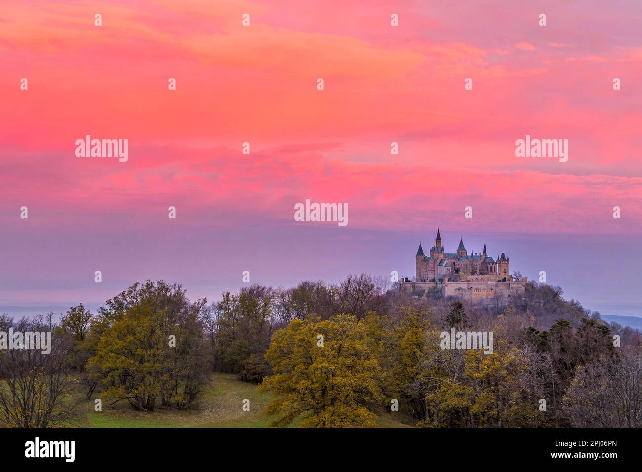 Bagliore serale, Castello Hohenzollern, castello ancestrale della dinastia reale prussiana e imperiale tedesca, castello da favola, Bisingen Foto Stock