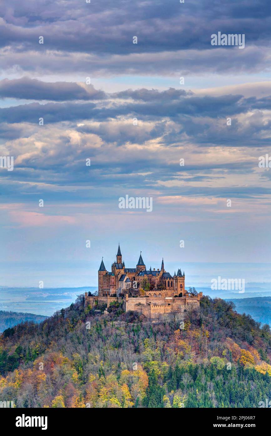 Hohenzollern Castello, castello ancestrale della dinastia reale Prussiana e imperiale tedesca, castello fiabesco, Bisingen, Baden-Wuerttemberg, Germania Foto Stock