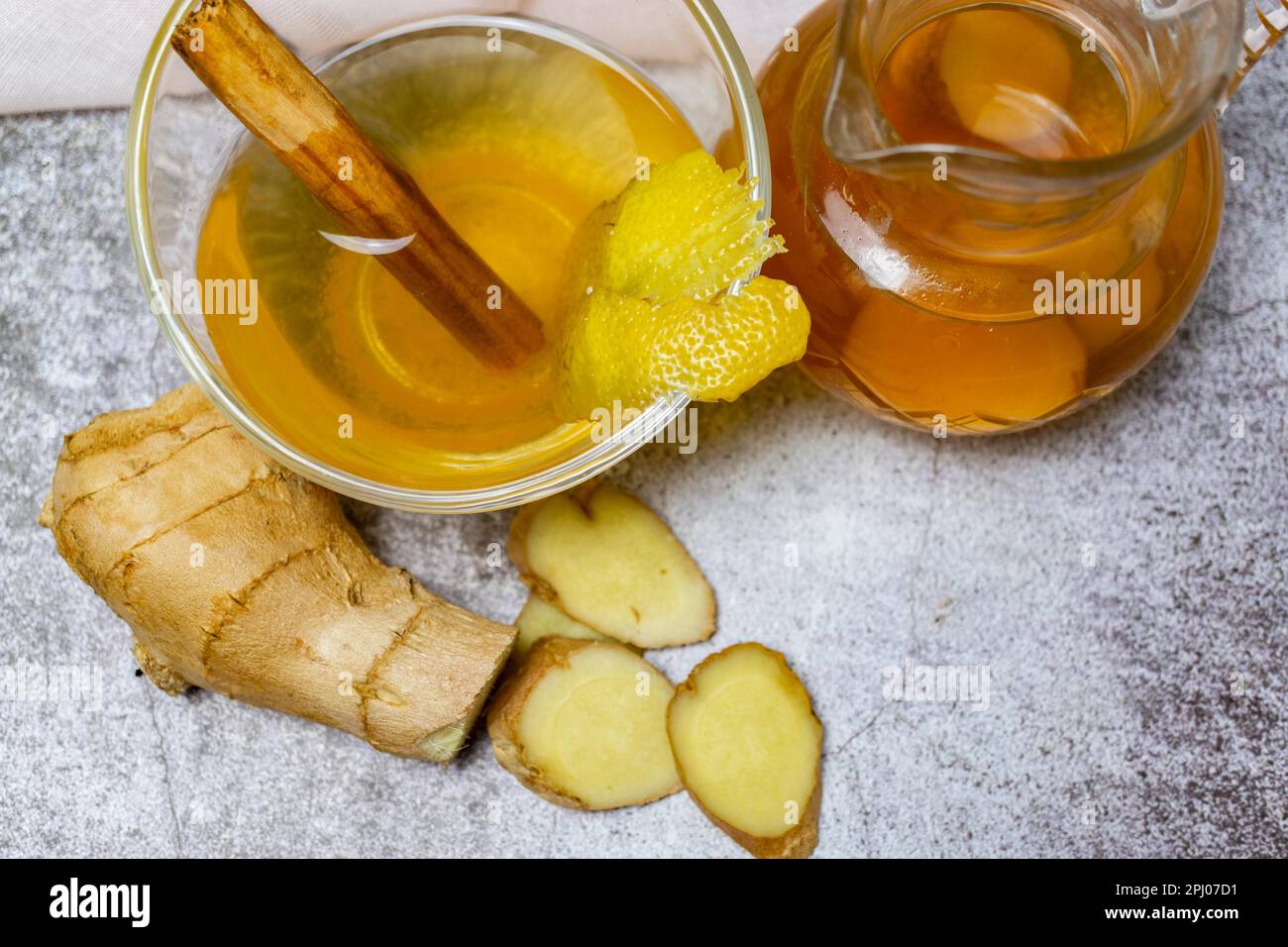 Vista dall'alto del vasetto di tè allo zenzero fresco con limone e cannella Foto Stock