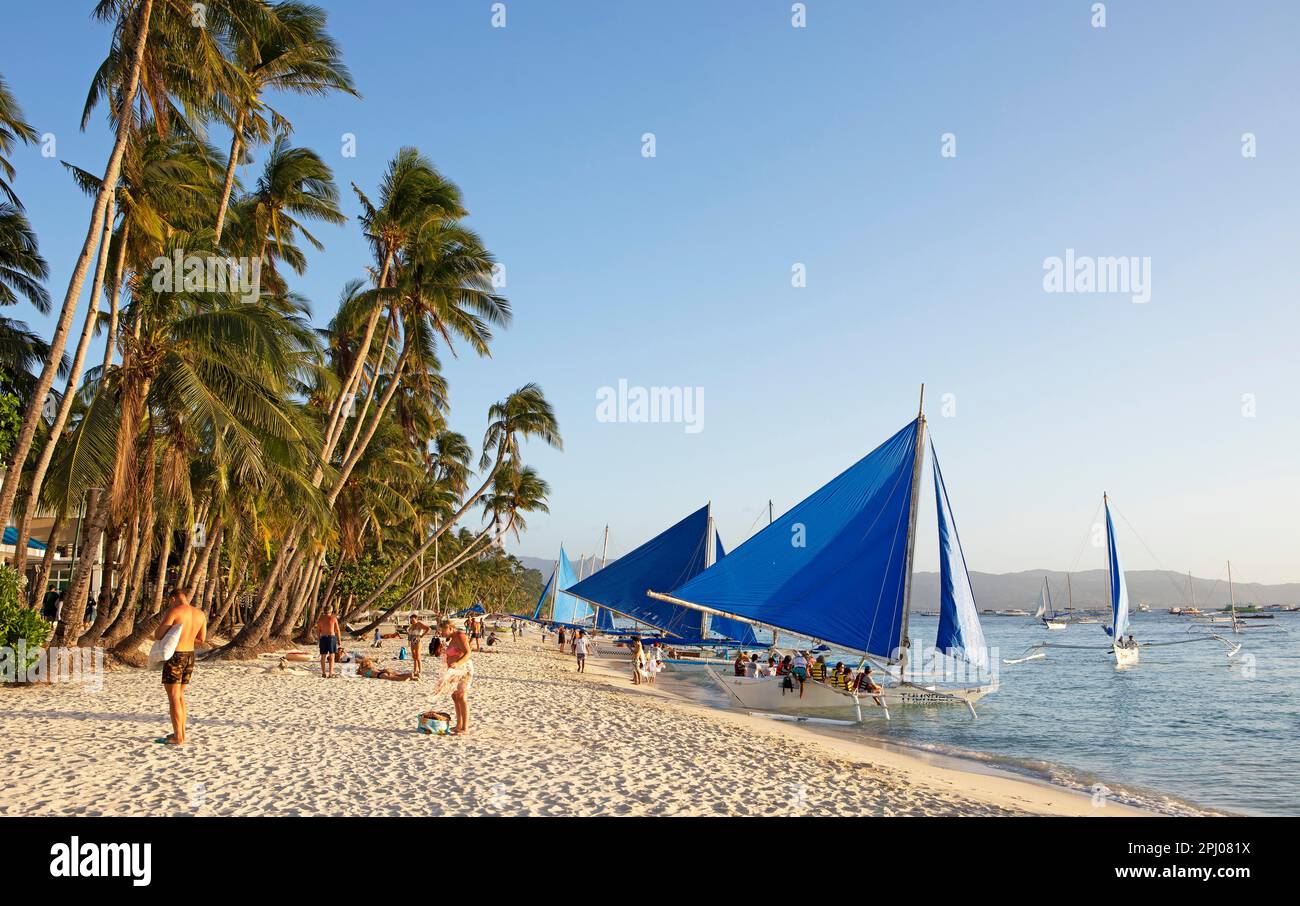 Barche a vela tradizionali a Angol Beach, Boracay Island, Visayas Arcipelago, Filippine Foto Stock