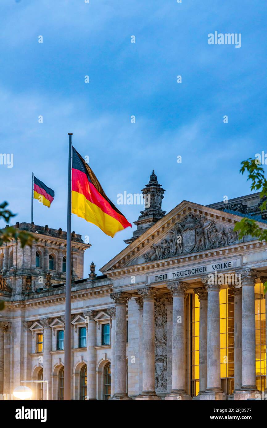 Bundestag, vista esterna del Reichstag con bandiera tedesca, Berlino, Germania Foto Stock