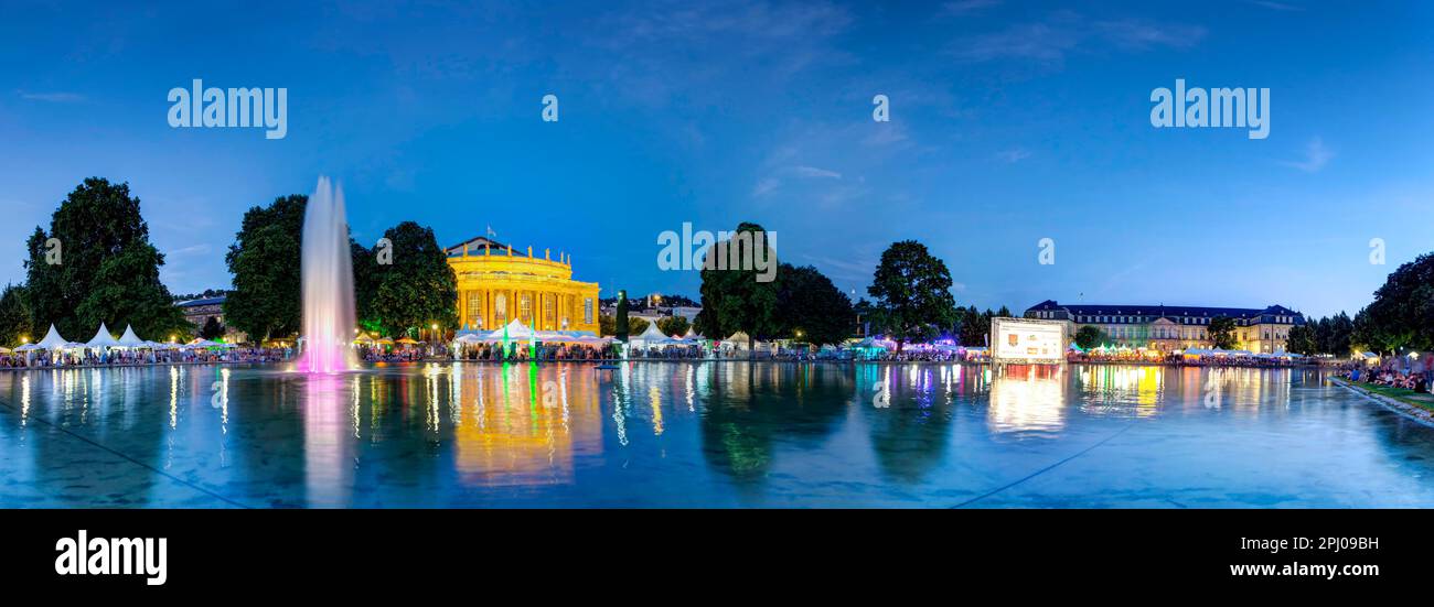 Festival estivo di fronte al teatro dell'opera, luci riflesse nell'Eckensee, Stoccarda, Baden-Wuerttemberg, Germania Foto Stock