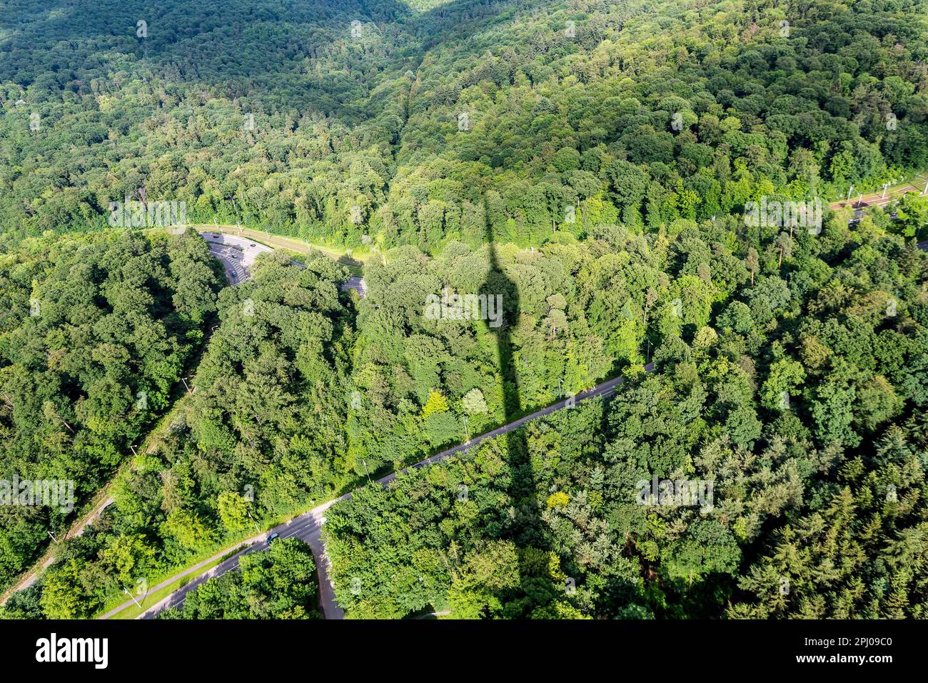Vista dalla torre della televisione, la torre proietta ombre sulla foresta e sulle colline, Stoccarda, Baden-Wuerttemberg, Germania Foto Stock