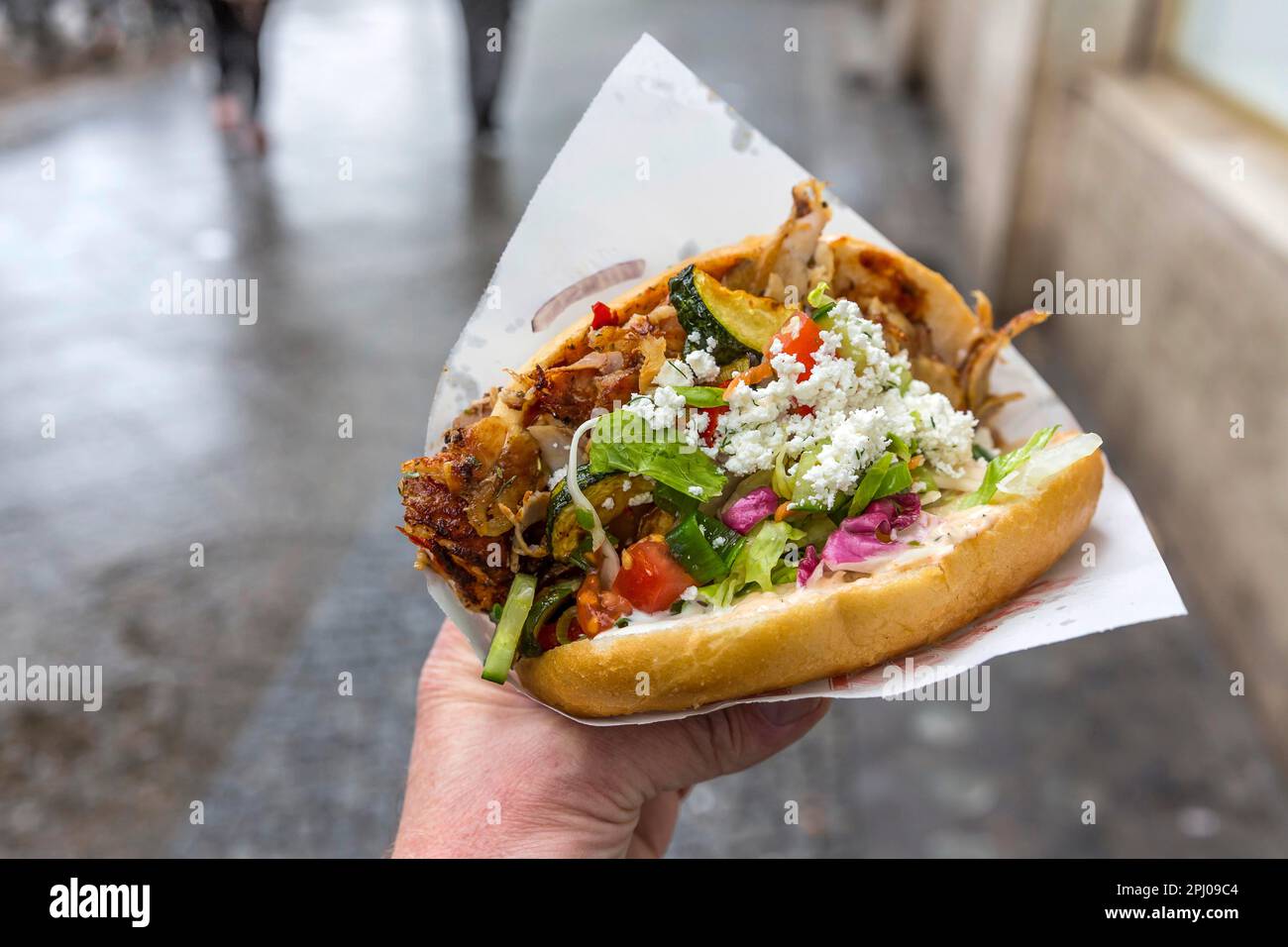 Doner kebab booth immagini e fotografie stock ad alta risoluzione - Alamy