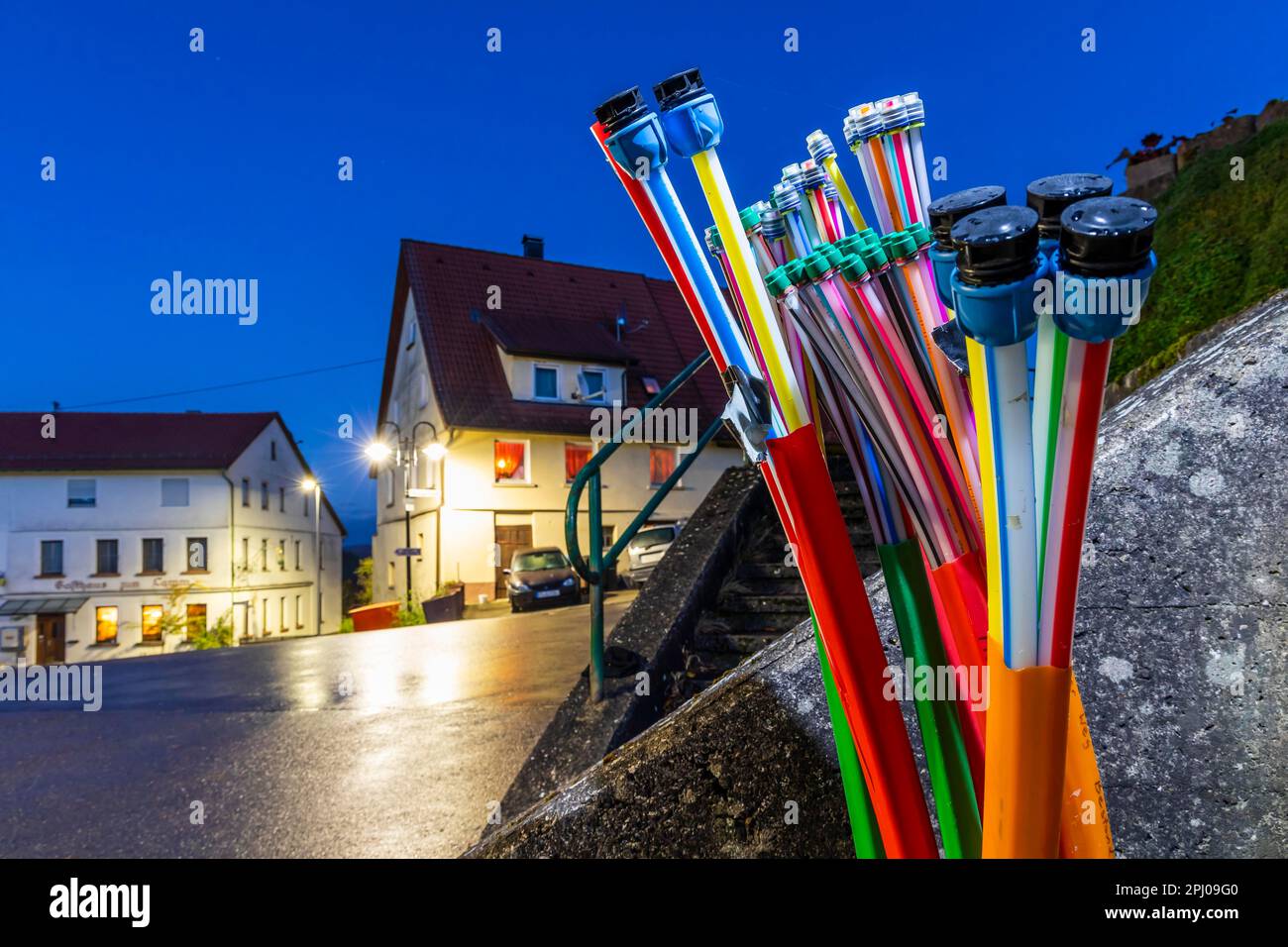 Infrastruttura a banda larga, Internet veloce e comunicazione tramite cavi in fibra ottica, regione rurale, Muensingen, Baden-Wuerttemberg, Germania Foto Stock