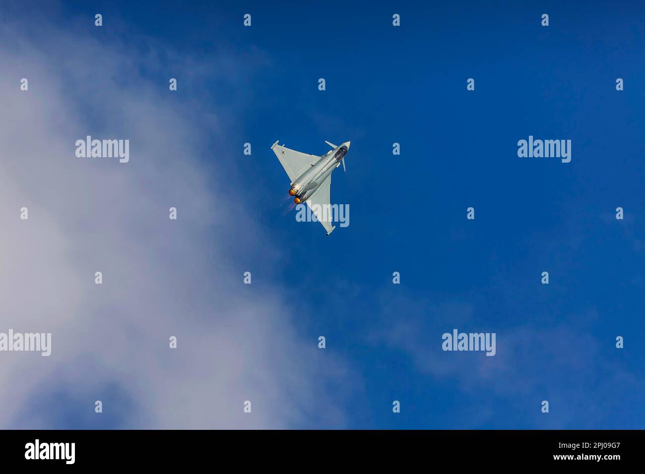 Eurofighter EF2000 tifone delle forze armate tedesche, dimostrazione di volo dell'aereo militare da combattimento, International Air Show ILA Berlin Foto Stock
