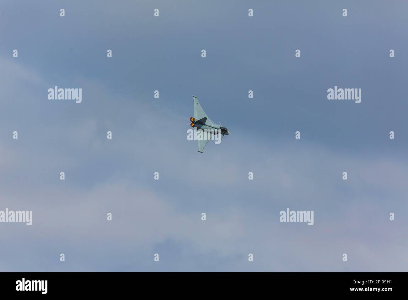 Eurofighter EF2000 tifone delle forze armate tedesche, dimostrazione di volo dell'aereo militare da combattimento, International Air Show ILA Berlin Foto Stock