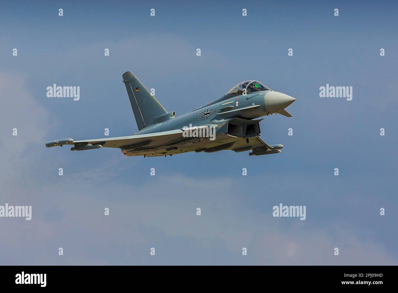 Eurofighter EF2000 tifone delle forze armate tedesche, dimostrazione di volo dell'aereo militare da combattimento, International Air Show ILA Berlin Foto Stock