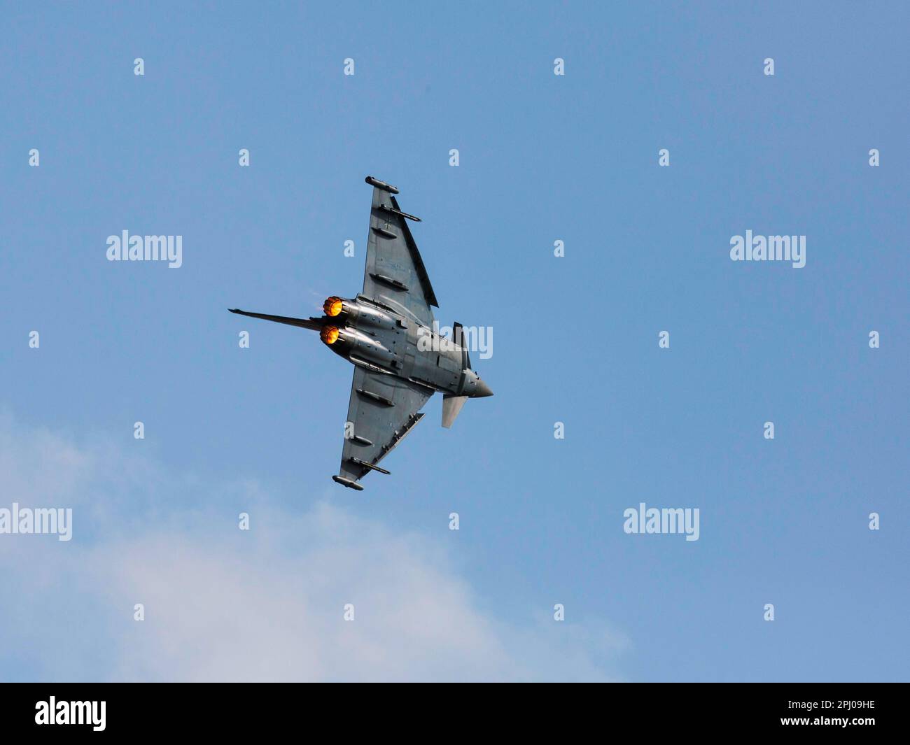 Eurofighter EF2000 tifone delle forze armate tedesche, dimostrazione di volo dell'aereo militare da combattimento, International Air Show ILA Berlin Foto Stock