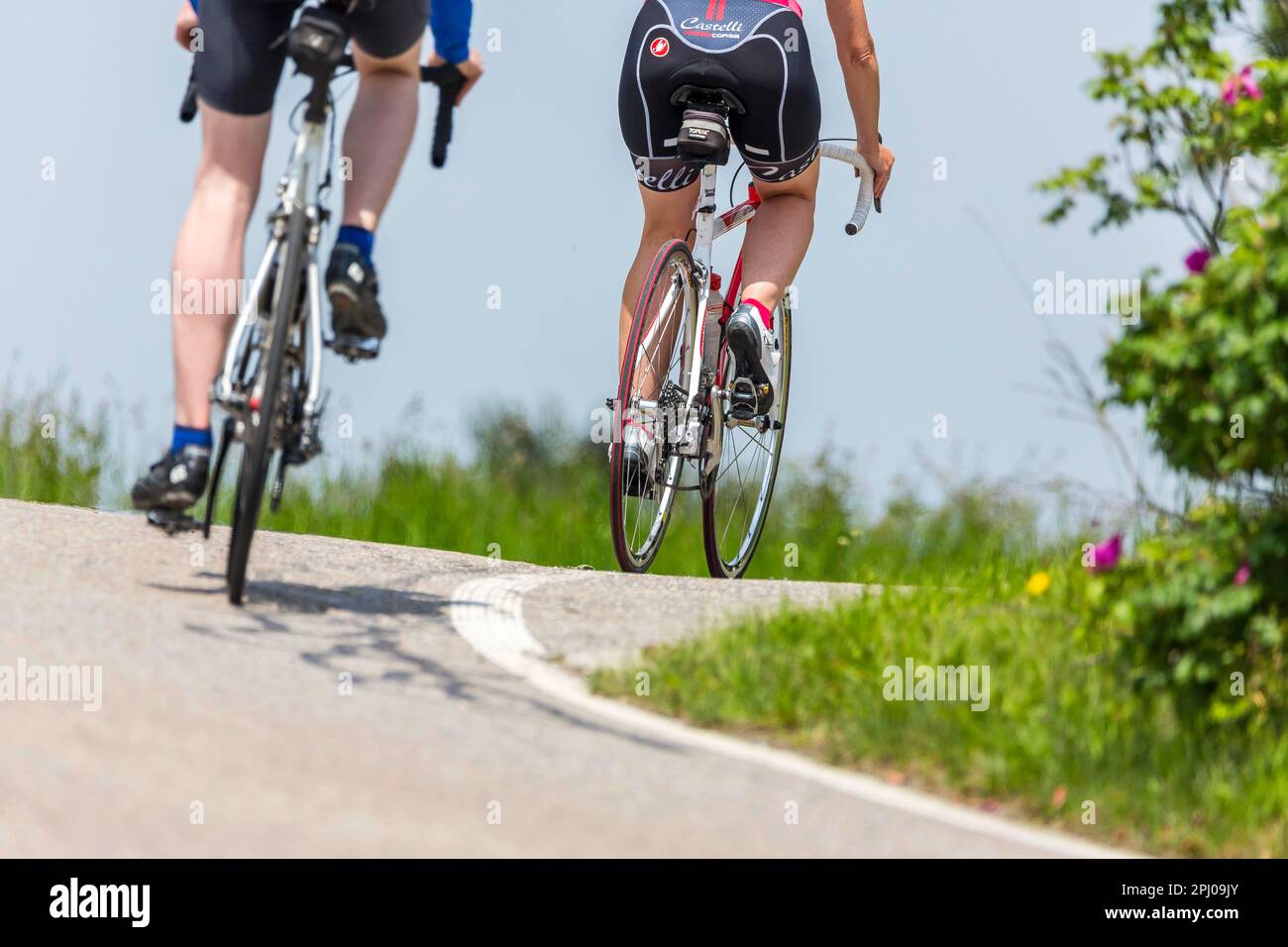 Ciclista con bici da corsa nell'idilliaco Lauterttal, Muensingen, Baden-Wuerttemberg, Germania Foto Stock