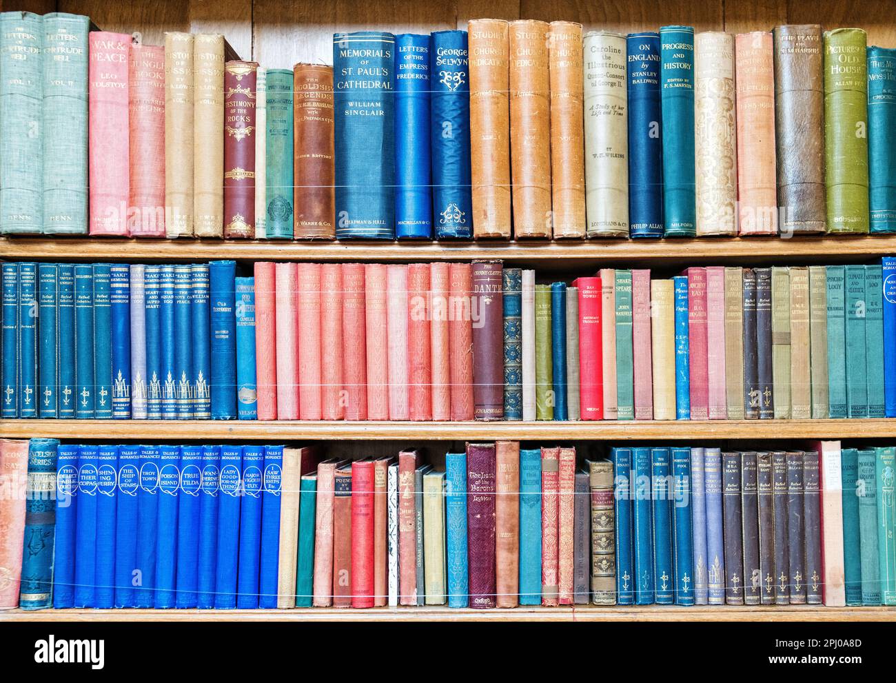 Vecchi libri nella biblioteca Lacock Abbey, Lacock, Wiltshire, Inghilterra Foto Stock