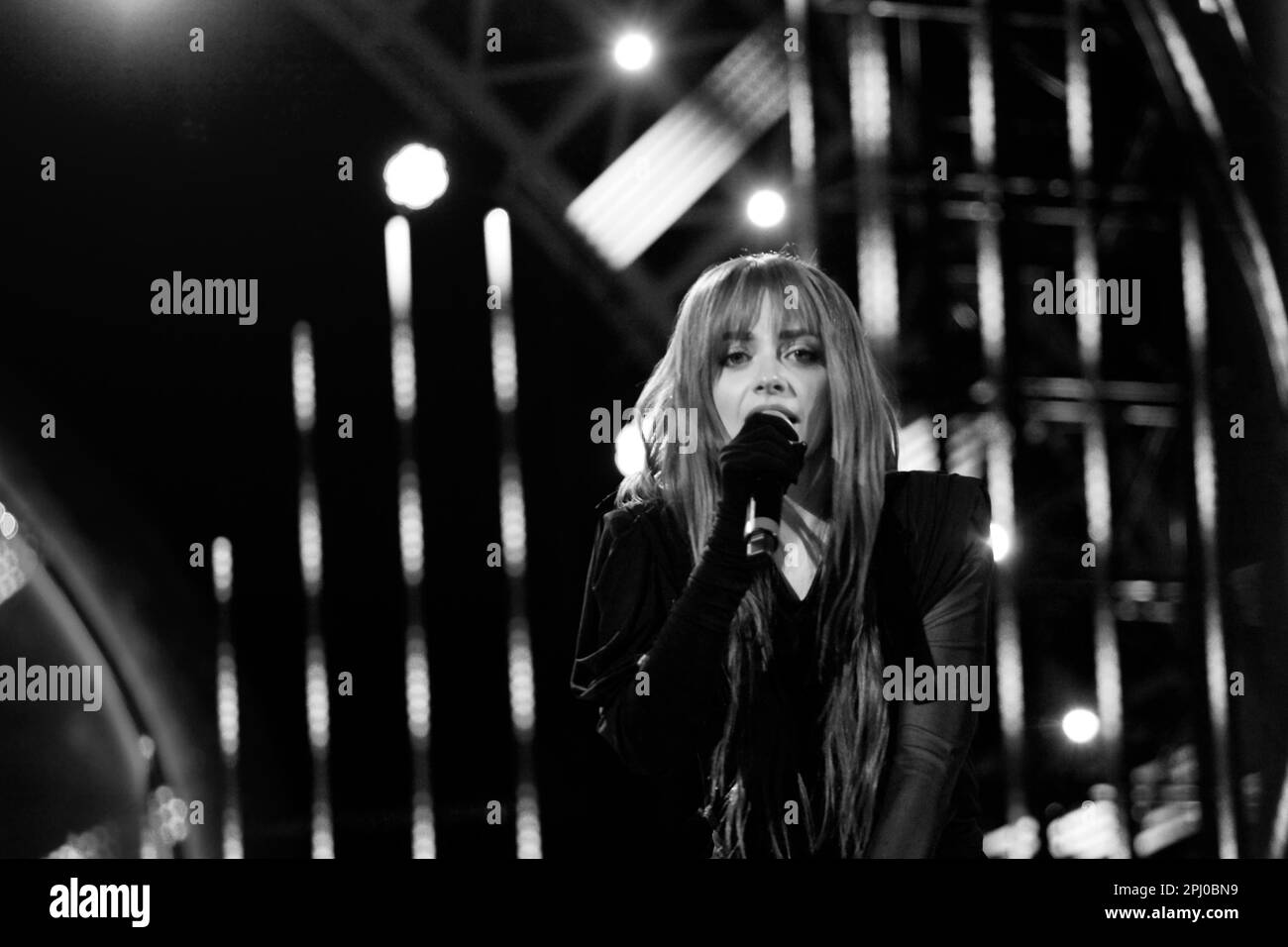 La cantante Annalisa Scarrone vive al Suzuki Stage 2023. Festival di Sanremo 2023 Foto Stock