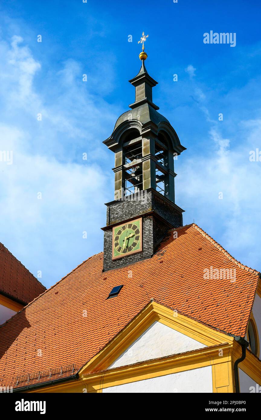 Campanile con orologio della chiesa di pellegrinaggio dell'ex monastero Heiligkreuz dal 1715, Kempten, Allgaeu, Baviera, Germania Foto Stock