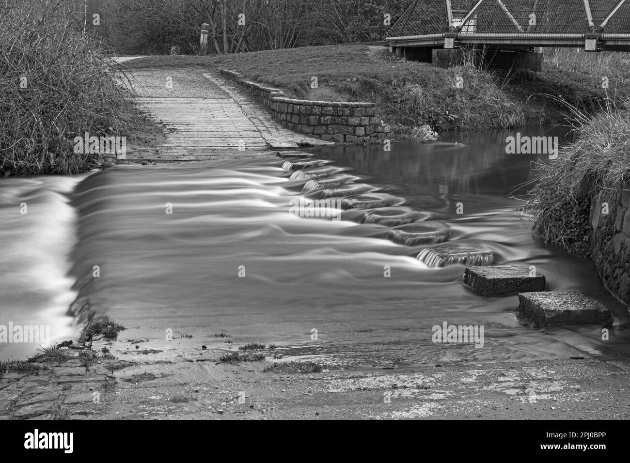Esposizione lunga in bianco e nero, Weir Dandy Brook Preston Lancashire Foto Stock