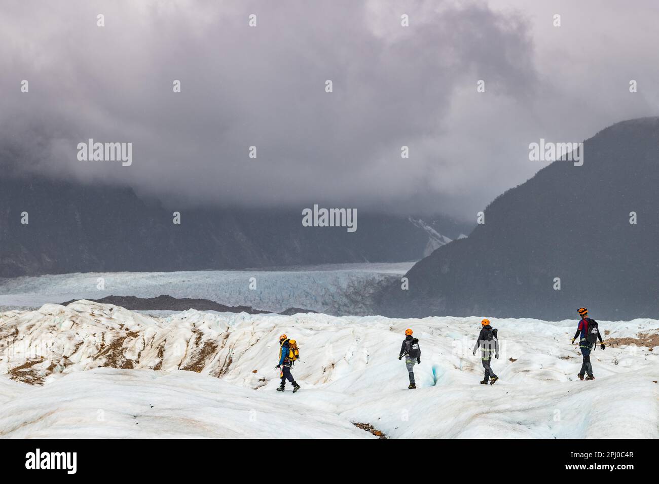 Escursionisti sul ghiacciaio Exploradores nel massiccio di San Valentin, Parco Nazionale Laguna San Rafael, Puerto Rio Tranquilo, Aysen, Patagonia, Cile Foto Stock