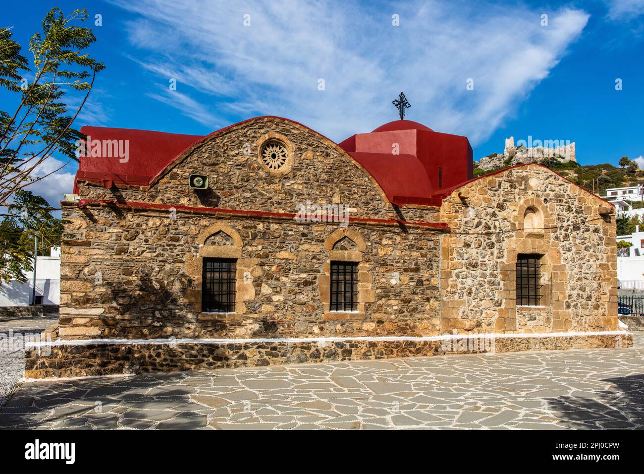 Croce-cupola chiesa di Kimissis tis Theotokou, Asklipio, una delle più antiche chiese di Rodi dal 13th ° secolo, Grecia Foto Stock
