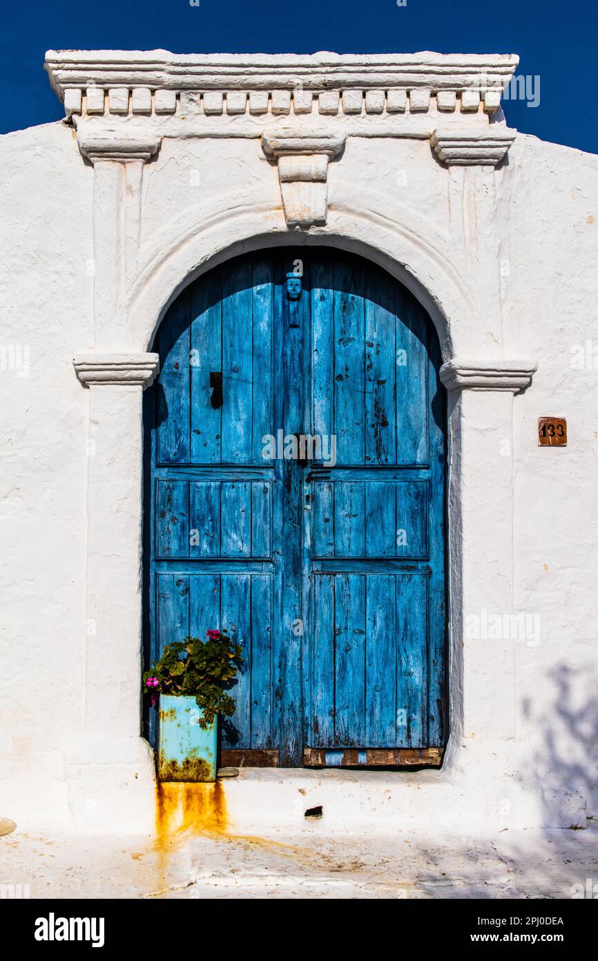 Lachania villaggio, un gioiello dell'isola con piccole strade, case imbiancate e piante colorate, Rodi, Grecia Foto Stock