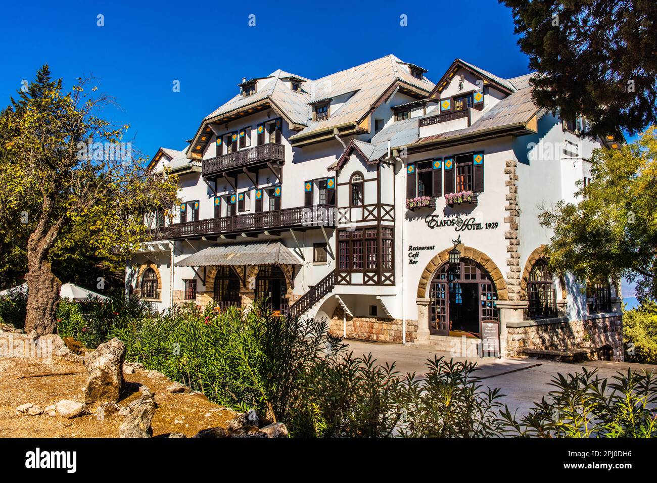 Hotel Elafos, Profitis Ilias, Rodi, Grecia, con uno stile di architettura più probabile che si trova nelle Alpi Foto Stock