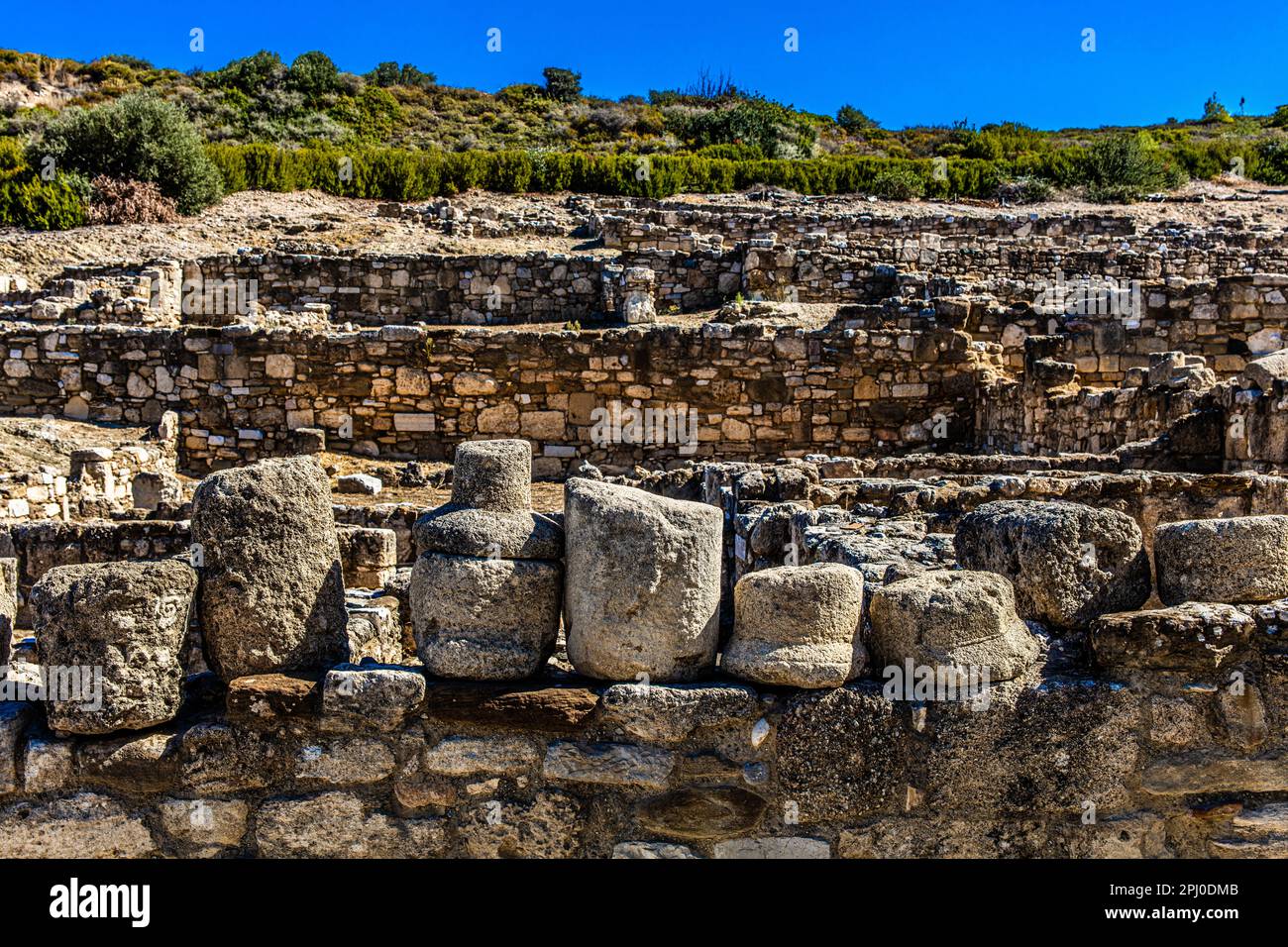 Area abitabile, antico Kamiros si estende terrazzato su tre livelli, 6th ° secolo AC, in tempi antichi una delle tre città più potenti di Rodi Foto Stock
