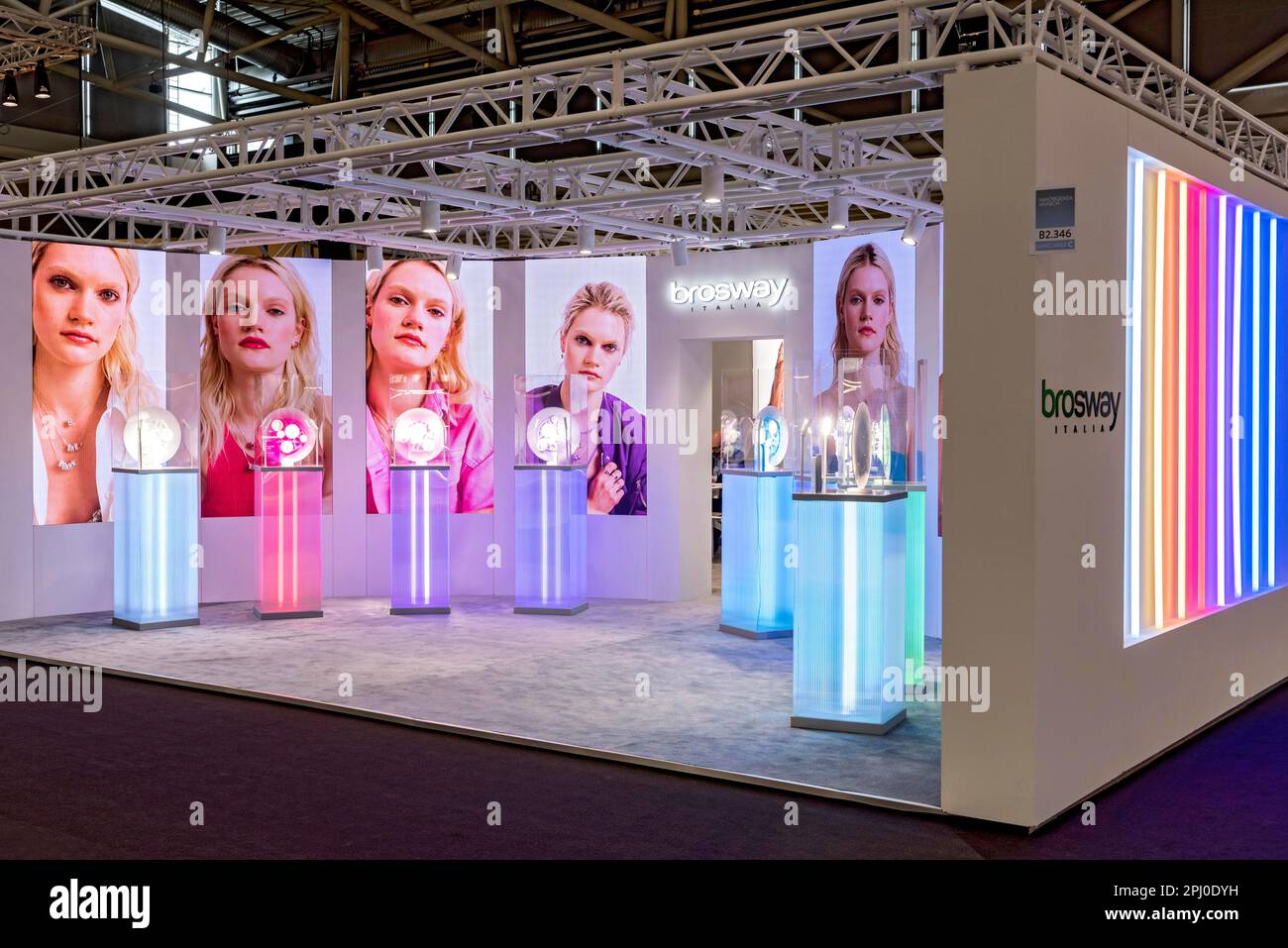 Effetti luminosi ed effetti video colorati, vetrine sferiche, stand espositivo di Juwelier Brosway, Inhorgenta, fiera per orologi gioiellieri Foto Stock