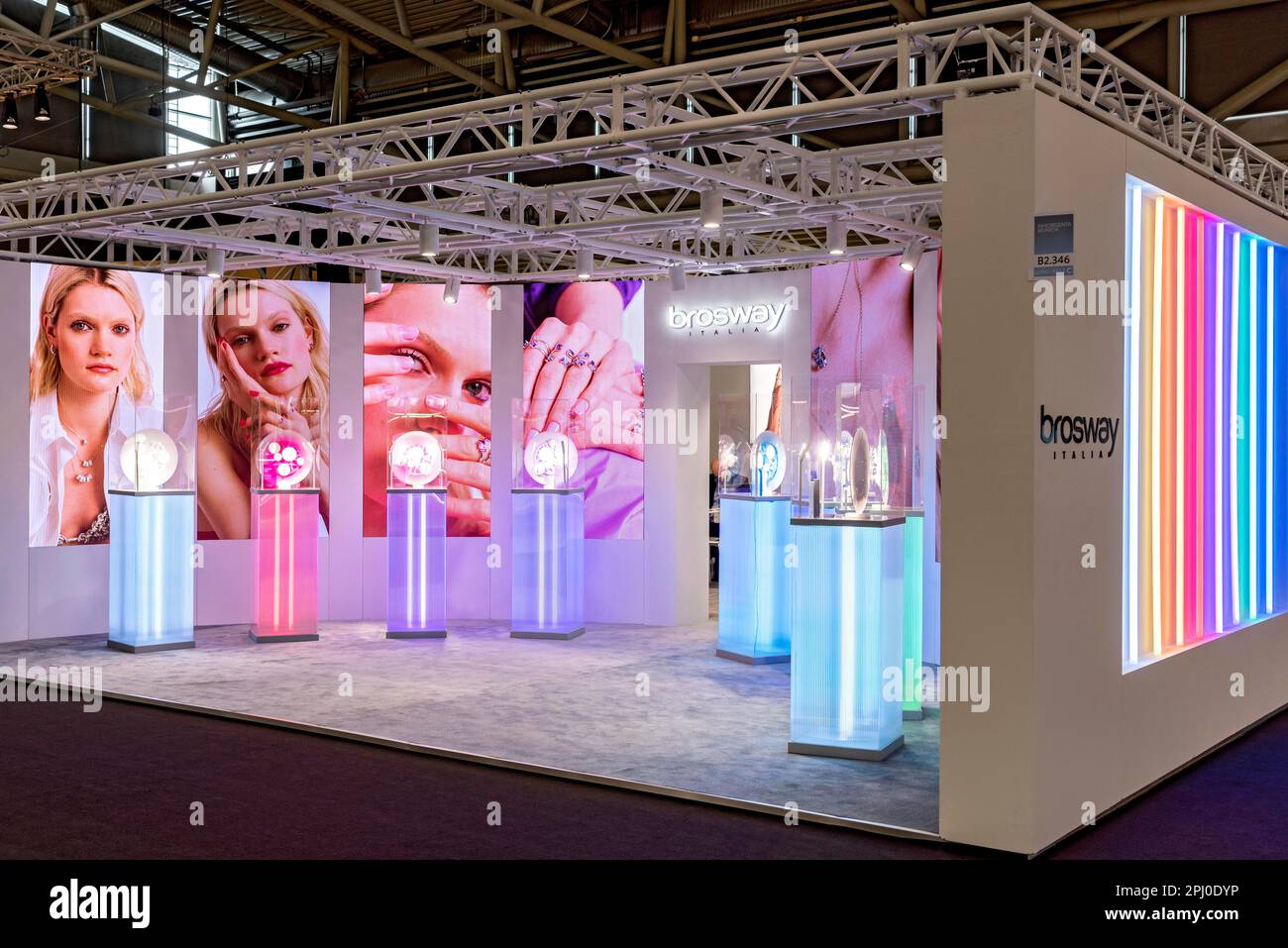 Effetti luminosi ed effetti video colorati, vetrine sferiche, stand espositivo di Juwelier Brosway, Inhorgenta, fiera per orologi gioiellieri Foto Stock