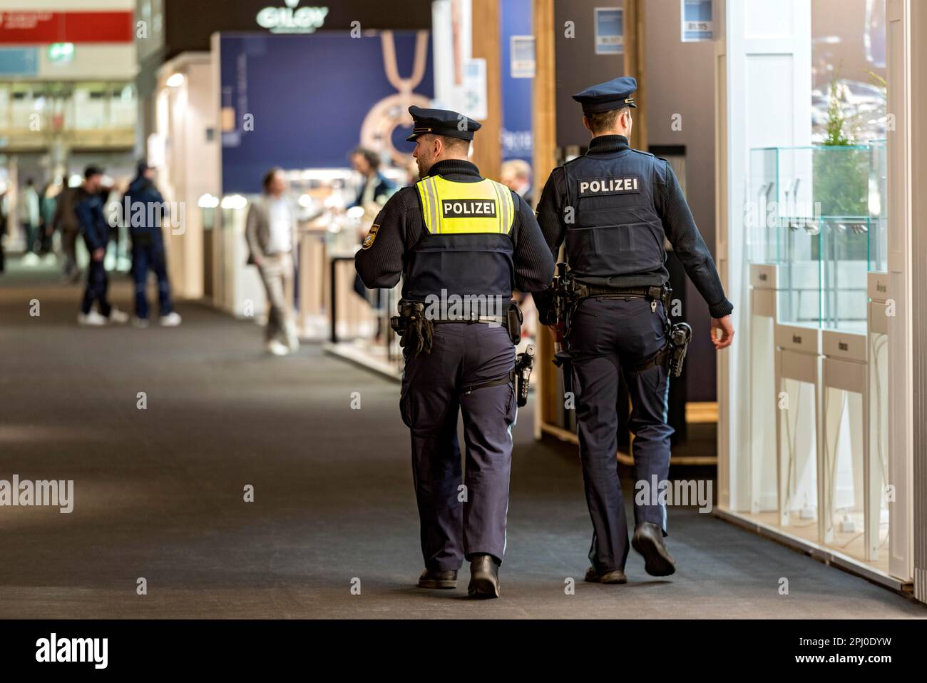 Poliziotti di pattuglia, pattugliamento di Hessehalle, Inhorgenta, fiera per orologi gioielli gemme, lusso, Monaco, alta Baviera, Baviera, Germania Foto Stock