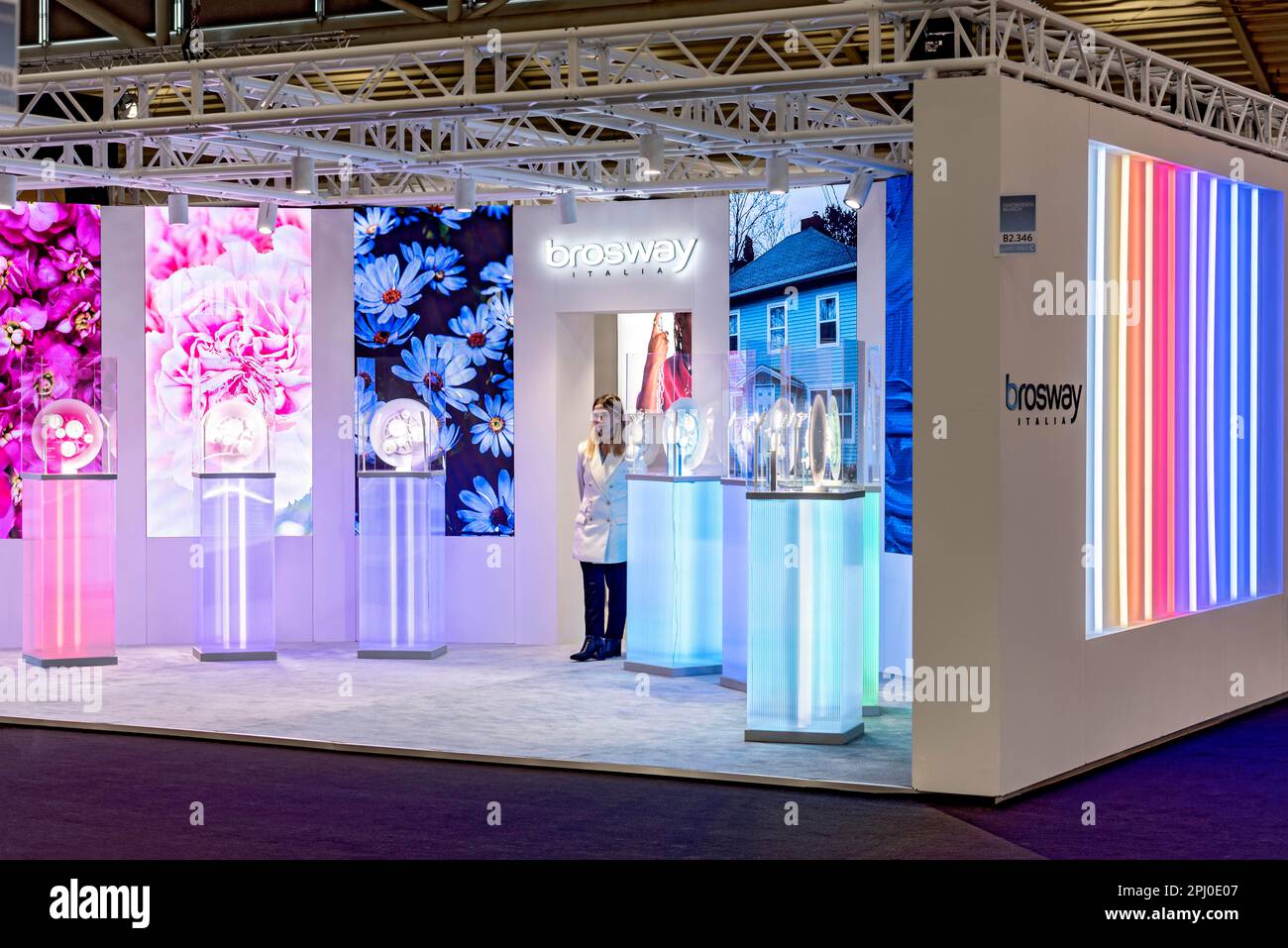 Effetti luminosi ed effetti video colorati, vetrine sferiche, stand espositivo di Juwelier Brosway, Inhorgenta, fiera per orologi gioiellieri Foto Stock