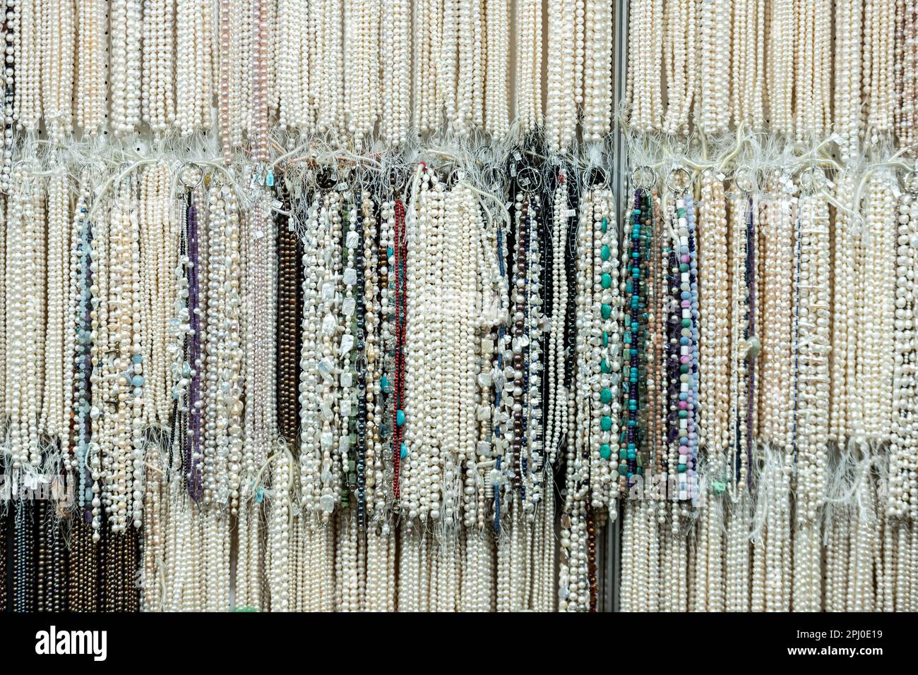 Collane in pietre preziose, perle, coralli, stand fieristico Kunar Gems, Inhorgenta, fiera per orologi gioielli gemme, lusso, Monaco Foto Stock