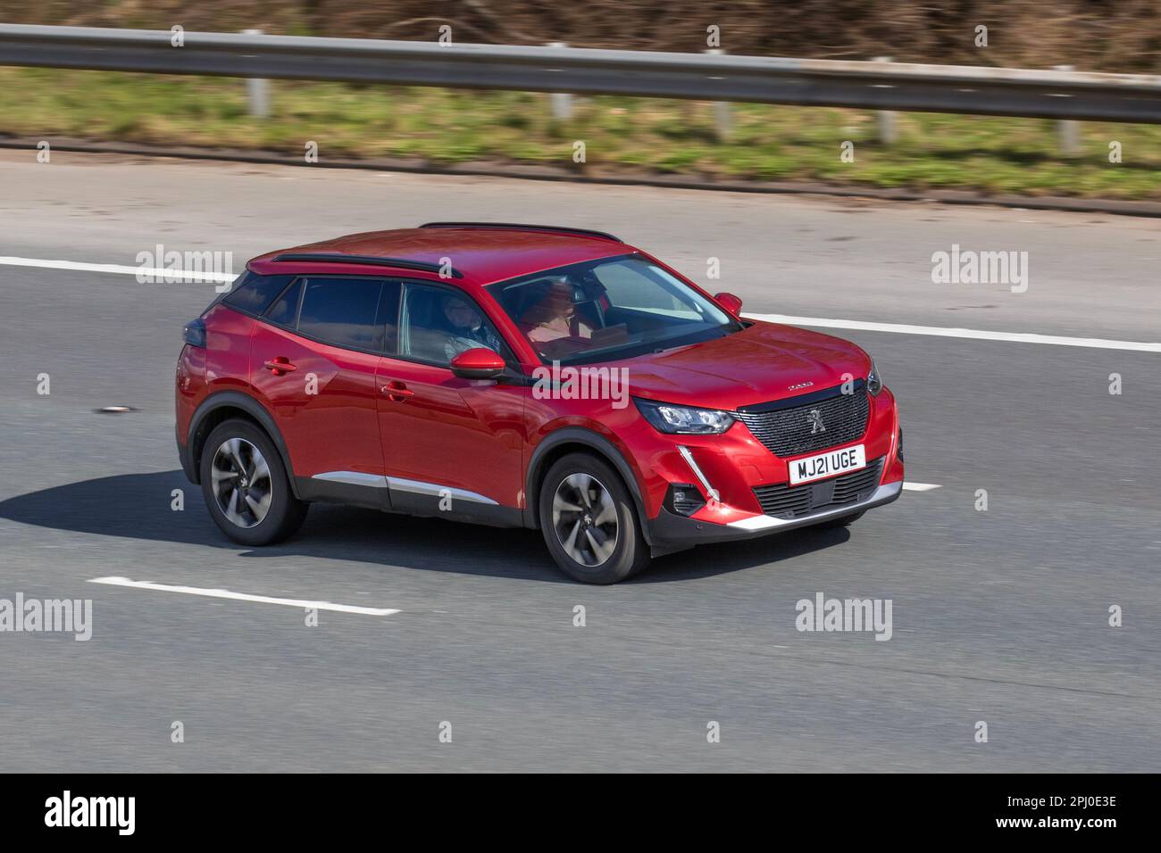 2021 Red PEUGEOT 208 ALLURE PREMIUM PTECH S/S GT; viaggiando sull'autostrada M61, Regno Unito Foto Stock