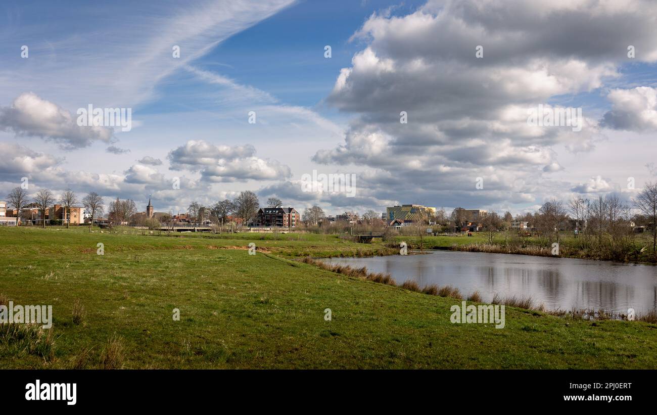 Skyline della bellissima città di Hardenberg situato sul fiume chiamato Vecht, nella provincia di Overijssel, nei Paesi Bassi Foto Stock
