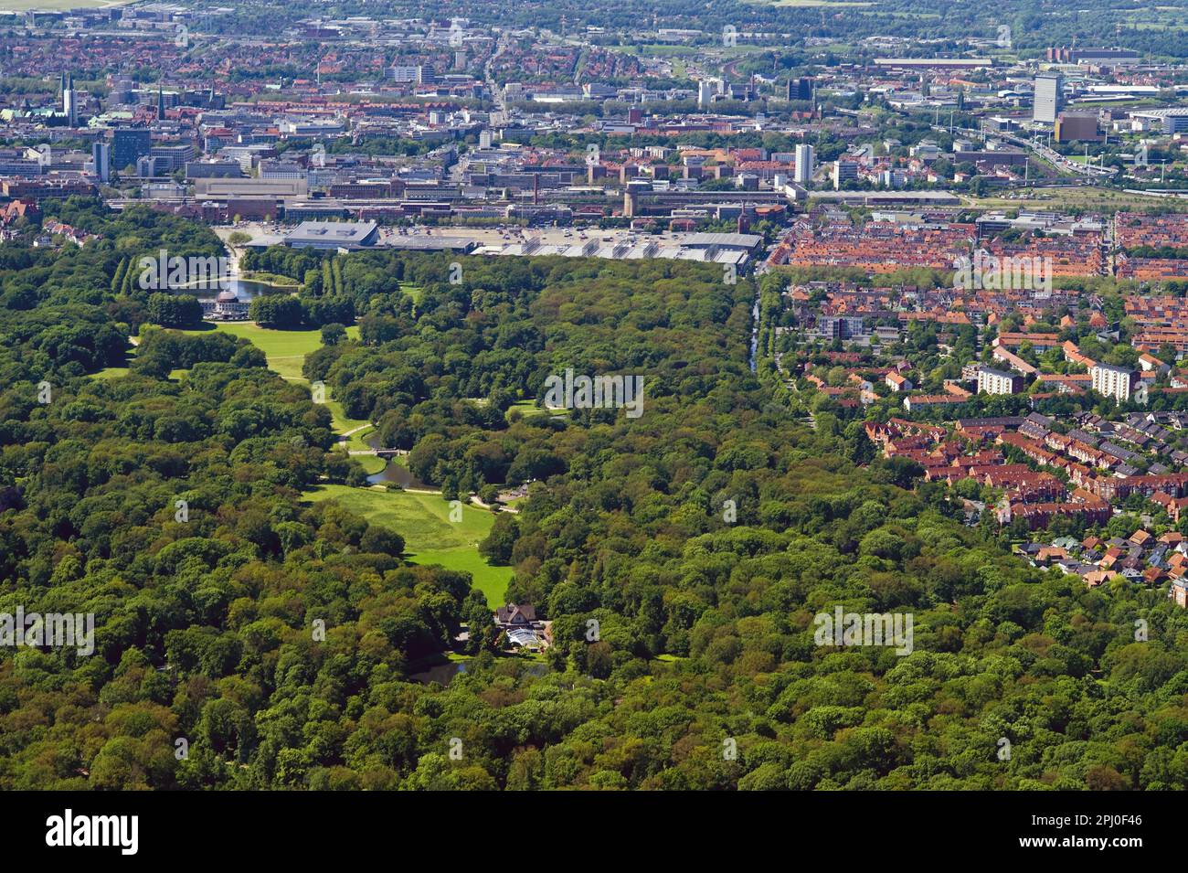 Bremens Buergerpark con il centro città sullo sfondo, Germania Foto Stock