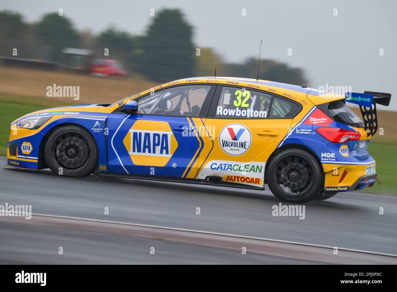 NAPA Racing UK, BTCC, British Touring Car 2023, Dan Rowbottom, numero 32, Croft Racing Circuit in the Wet Foto Stock