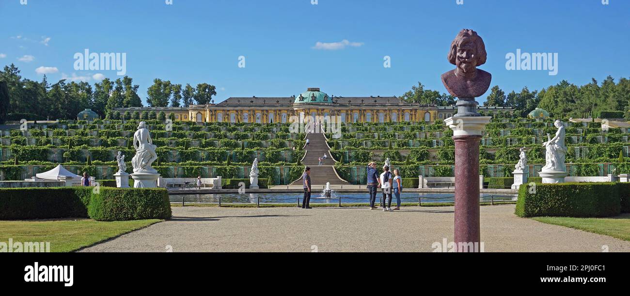 Busto dell'italiano Paolo Giordano II Orsini, Duca di Bracciano, bacino idrico della Grande Fontana, rondel figurale, terrazzamenti vignaioli, dietro Foto Stock