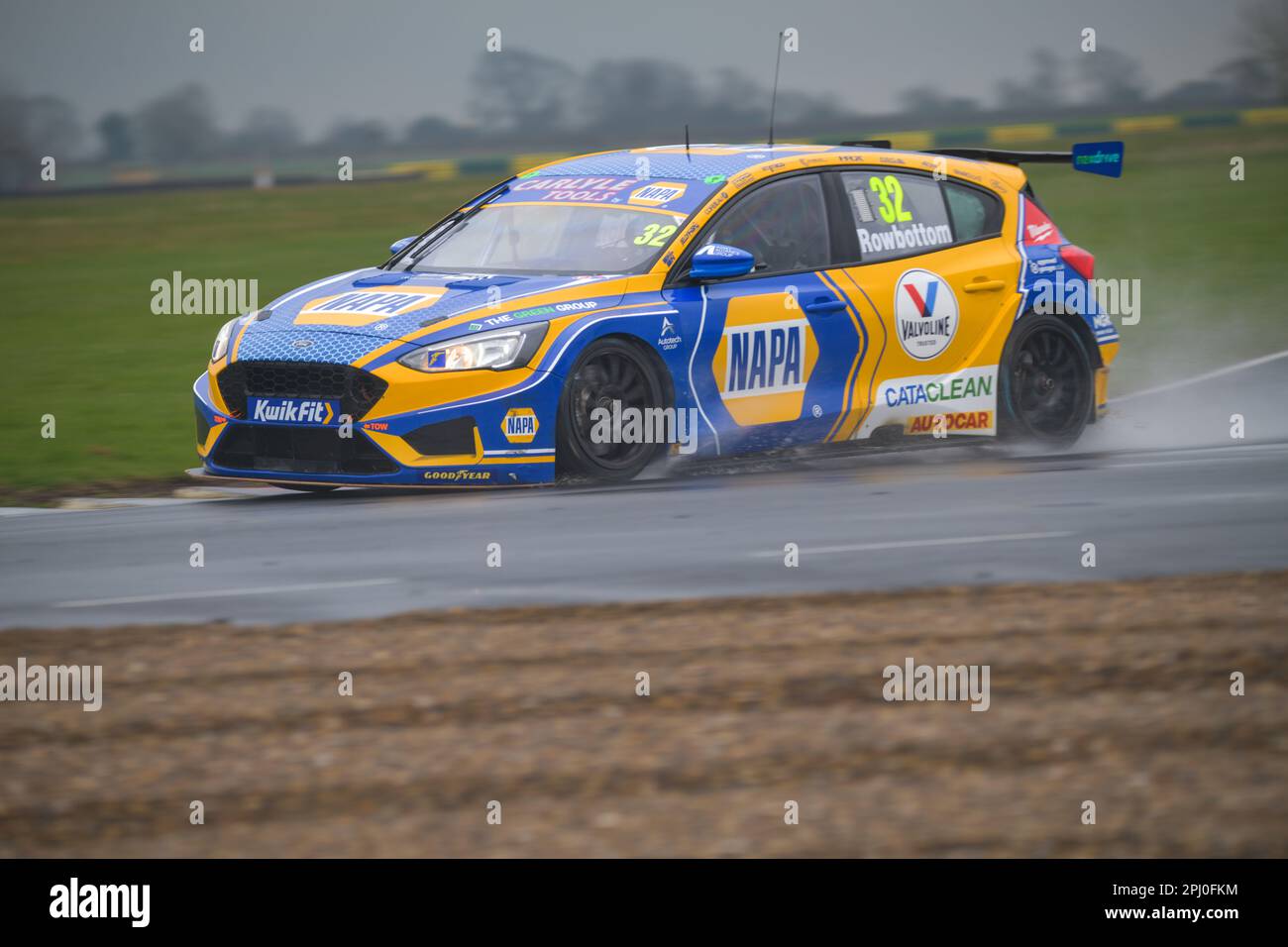 NAPA Racing UK, BTCC, British Touring Car 2023, Dan Rowbottom, numero 32, Croft Racing Circuit in the Wet Foto Stock