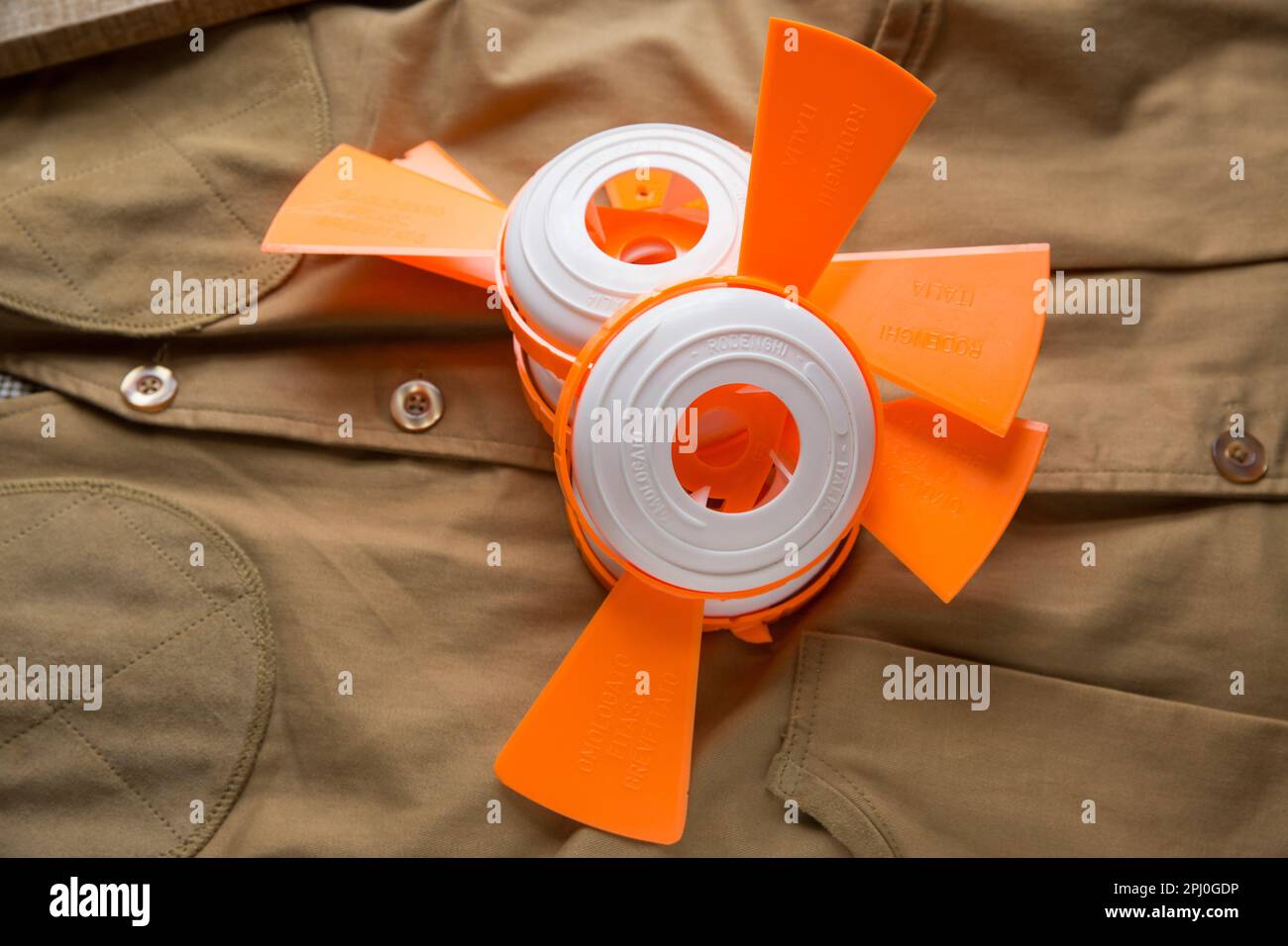 Esempi di bersagli in plastica utilizzati per la disciplina di tiro al bersaglio di Helice. La disciplina era precedentemente nota come ZZ. Gli obiettivi di Helice sono lanciati Foto Stock