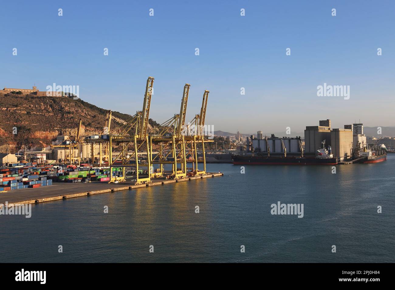 APM Muelle sur Container Terminal, con Montjuic Castle Beyond, Barcellona, Catalogna, Spagna, Mar Mediterraneo, Europa Foto Stock
